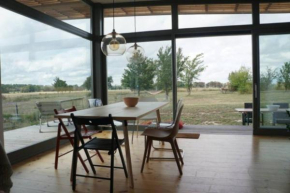 Design Holzhaus mit Feldblick in Märk. Schweiz